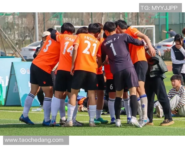 足球球星兼DJ跨界之路探索揭秘从绿茵场到音乐舞台的完美转型