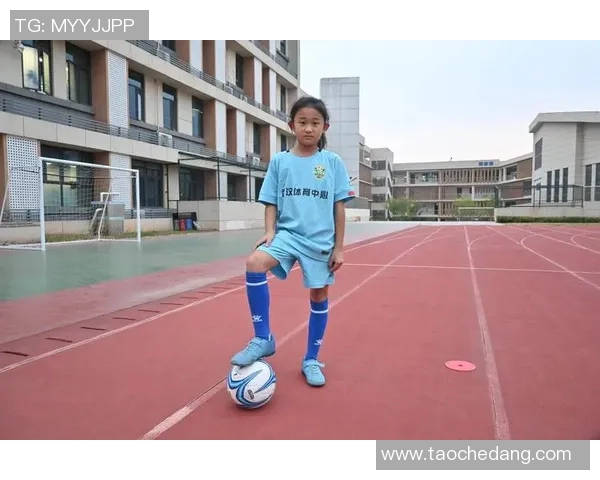 足球球星炫耀完美身材 展现运动员独特魅力与健康体态