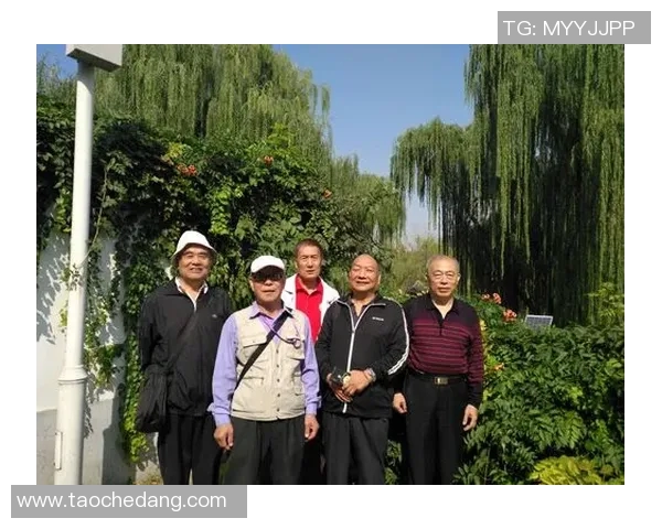 岁月定格绿茵传奇足球画框再现老球星风采永恒记忆