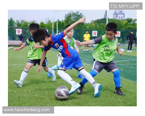 球星怒吼足球热血澎湃点燃绿茵场激情对决瞬间