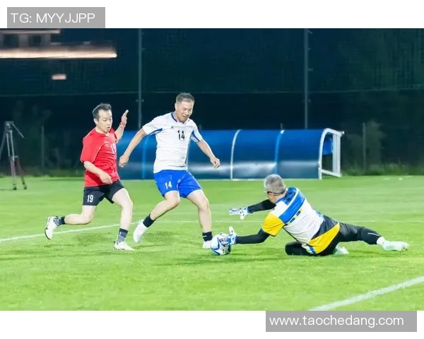 退役球星重返赛场 足球友谊赛精彩解说回顾